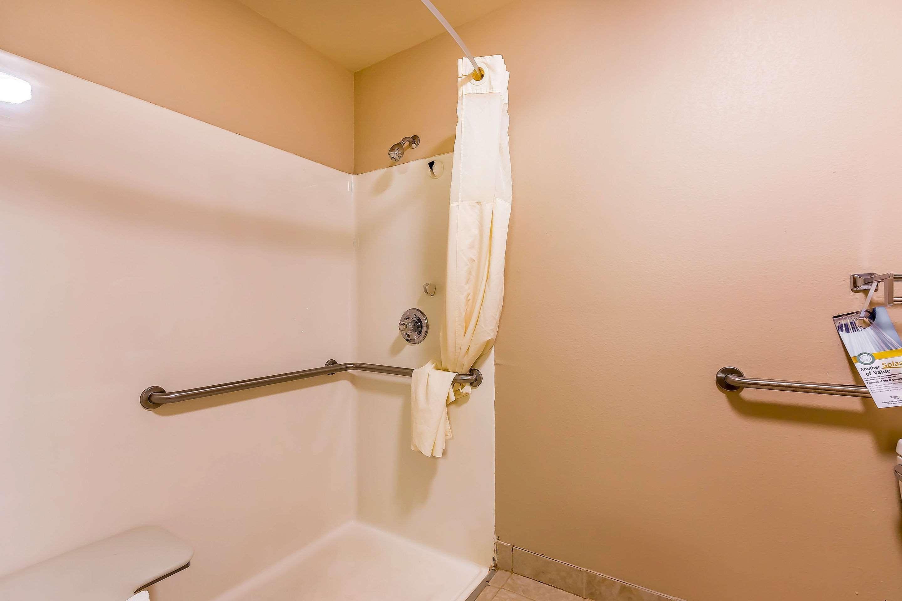 Quality Inn & Suites Chesterfield Village Σπρίνγκφιλντ Εξωτερικό φωτογραφία