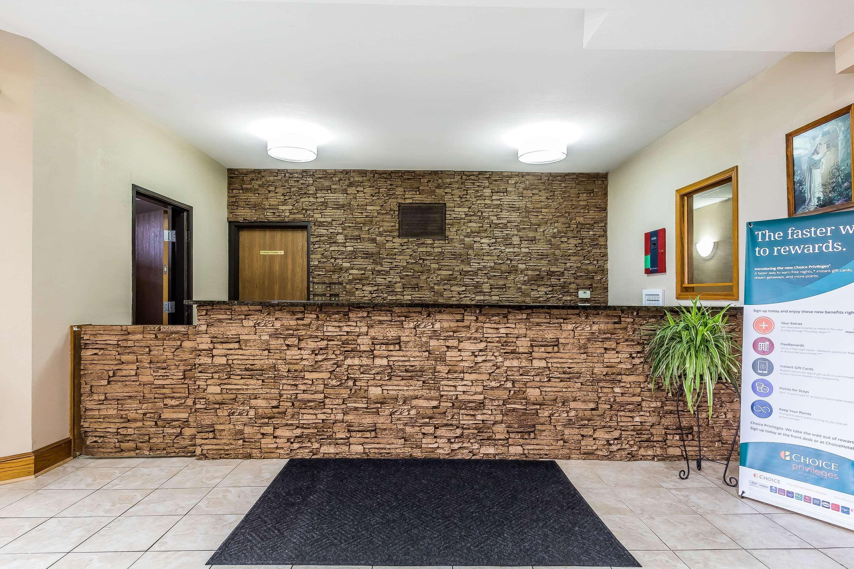 Quality Inn & Suites Chesterfield Village Σπρίνγκφιλντ Εξωτερικό φωτογραφία