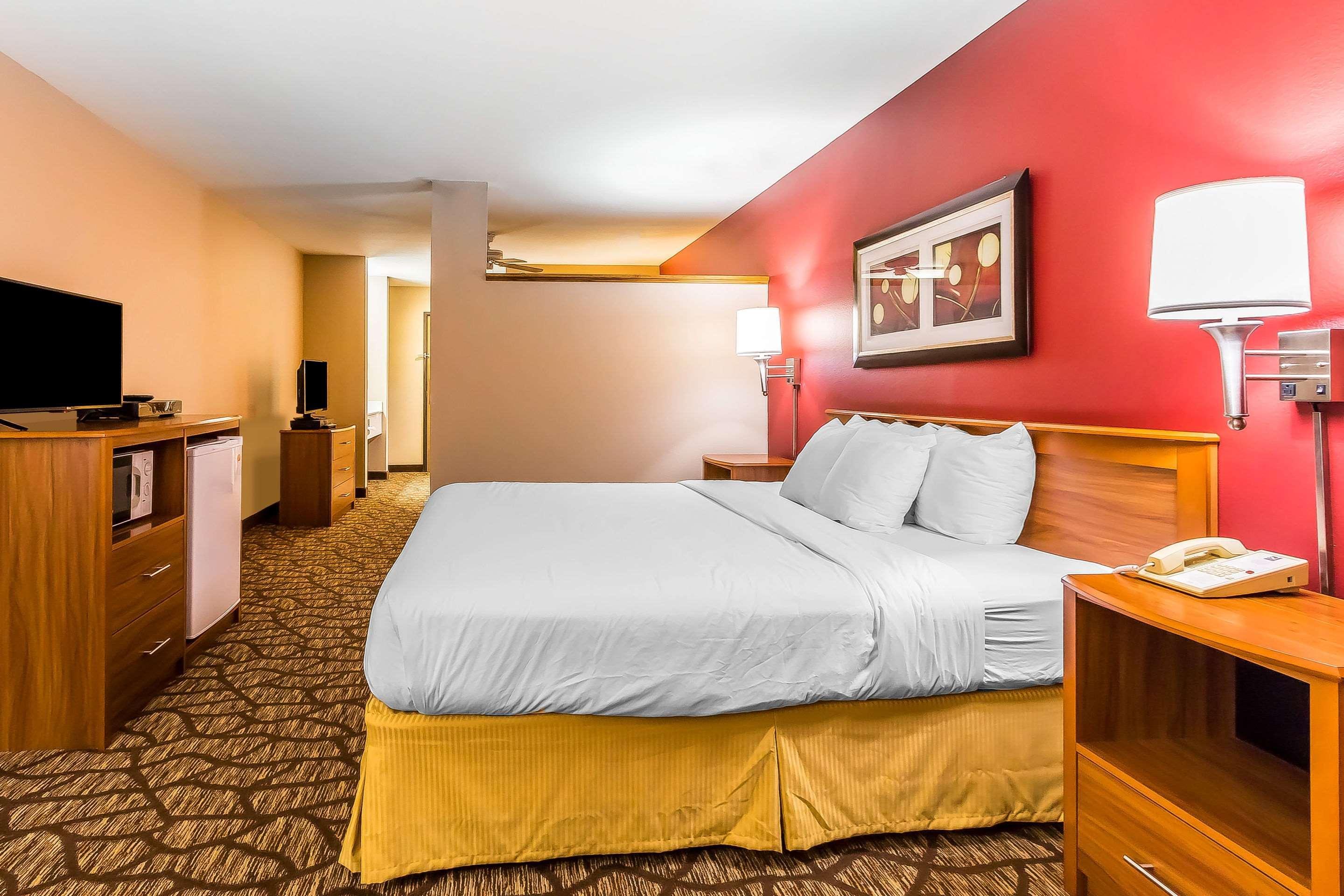 Quality Inn & Suites Chesterfield Village Σπρίνγκφιλντ Εξωτερικό φωτογραφία