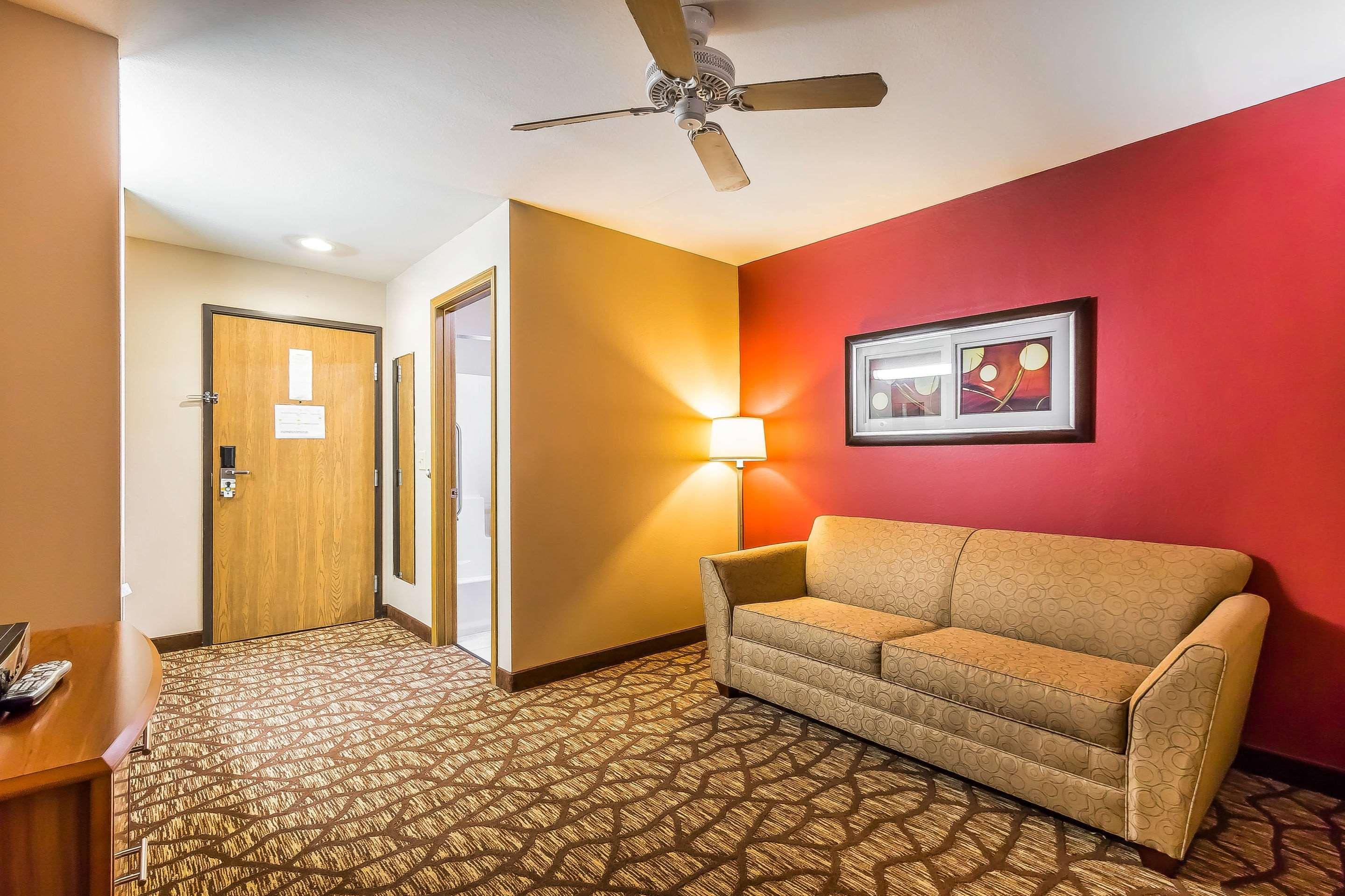 Quality Inn & Suites Chesterfield Village Σπρίνγκφιλντ Εξωτερικό φωτογραφία