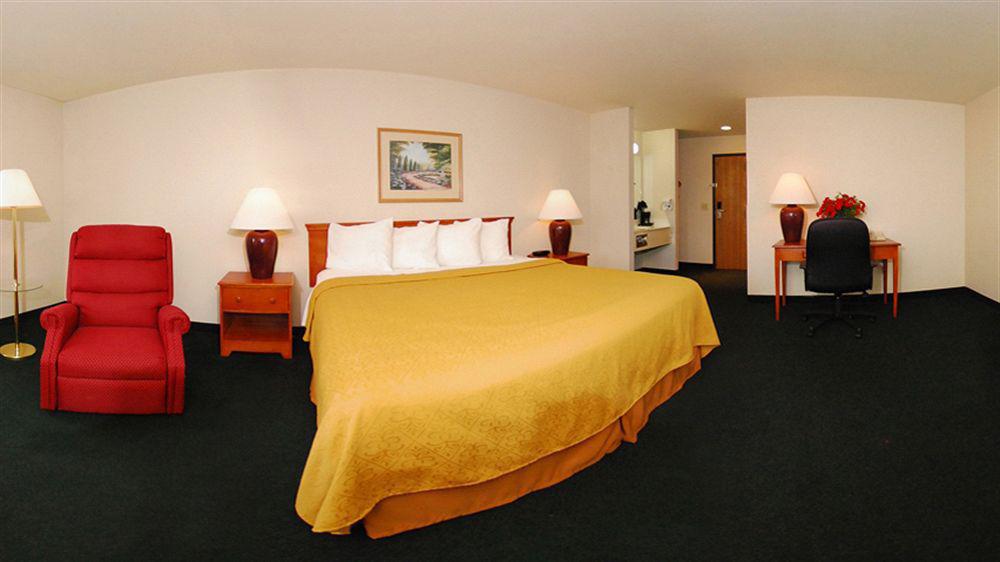 Quality Inn & Suites Chesterfield Village Σπρίνγκφιλντ Εξωτερικό φωτογραφία